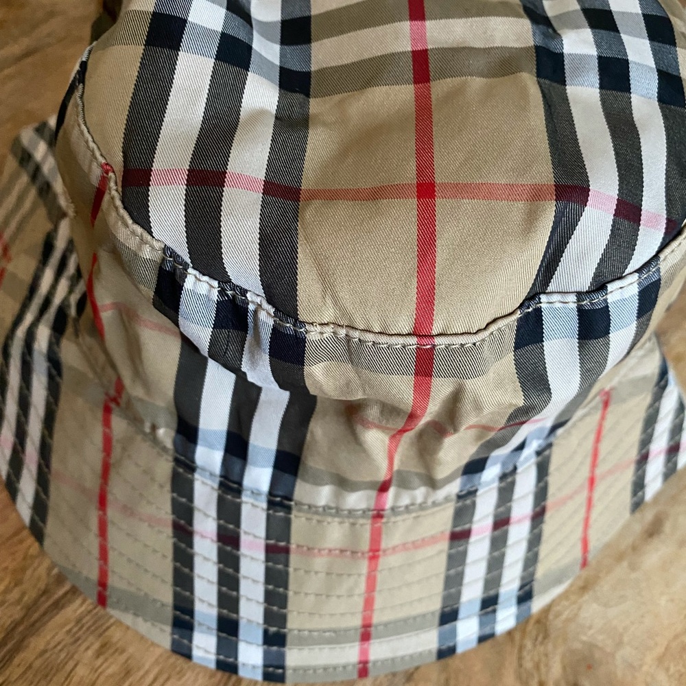 OS Burberry Bucket Hat unisex